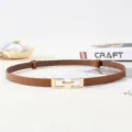 Élégante fine ceinture en cuir marron avec boucle métallique dorée pour robe manteau femme. - Chameau