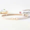 Ceinture fine en cuir beige pour femme avec boucle métal dorée, accessoire de taille élégant. - Blanc Cassé