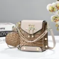 Détail petit sac bandoulière, sac carré motif croco avec joli décor de cygne et porte-monnaie. - Khaki Clair