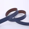 Ceinture fine décontractée pour femme en TPU bleu foncé avec doublure marron, élégante. - Longueur 110 cm, largeur 2,8 cm / Bleu marine