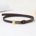 Vue détaillée d'une élégante ceinture fine en cuir PU marron avec boucle dorée pour robes. - 1,4 cm de large, 105 cm de long / Café