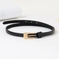 Vue détaillée de la ceinture fine en cuir PU noir pour femme avec boucle dorée élégante. - 1,4 cm de large, 105 cm de long / Noir