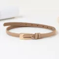 Ceinture fine femme en cuir PU minimaliste vue de détail, boucle en métal doré élégante. - 1,4 cm de large, 105 cm de long / Kaki