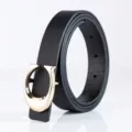 Gros plan détaillé d'une ceinture pour femme en cuir noir avec boucle dorée en forme de C. - Style 1 / 2.5cm de Large / Noir