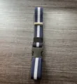 Detalle de cinturón elástico de mujer, cinturón de vaqueros con hebilla invisible. - Rayas azul marino y blanco