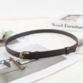 Ceinture fine cuir marron foncé femme avec boucle dorée, élégante ceinture pantalon décontractée. - Café