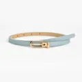 Ceinture fine femme en cuir PU bleu clair avec boucle dorée en U, élégant accessoire. - Bleu ciel