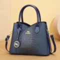 Γυναικεία vintage μπλε τσάντα tote από PU δέρμα με μοτίβο κροκό και χρυσές λεπτομέρειες. - Μπλε