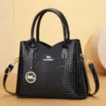Borsa in pelle verniciata nera con stampa coccodrillo, borsa a mano e tracolla elegante. - Nero