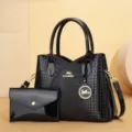 Borsa tote in pelle verniciata nera con motivo coccodrillo, manico e tracolla regolabile. - set borsa madre e figlia / Nero
