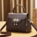 Vintage bruine monogram crossbody tas voor vrouwen met elegante zwaan hanger. - koffiekleur