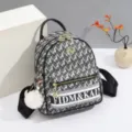 Stijlvolle zwart-witte monogram damesrugzak met voorvak en schattige pluizige pompon. - Klein KAIN Stijl / Zwart