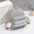 Stijlvolle dames mode rugzak met monogram patroon, handig voorvak en pompon. - Klein KAIN Stijl / Beige