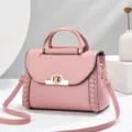 Borsa a tracolla rosa in pelle PU intrecciata con manico in metallo e tracolla elegante. - Rosa