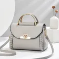 Elegante borsa a tracolla intrecciata grigio chiaro con manico in metallo per donne. - Grigio