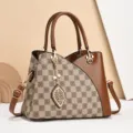 Bolso de mano marrón con monograma para mujer, elegante bolso de hombro con colgante de hoja. - Cuadros caqui y amarillo tierra