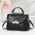Borsa a mano nera in pelle verniciata effetto coccodrillo con dettagli dorati variante. - Coccodrillo / Nero