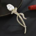 Elegante broche de tulipán de perla de agua dulce barroca con circonitas doradas. - Dorado