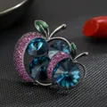 Exquisita broche de manzana de cristal con circón colorido y hojas esmaltadas para elegantes trajes. - Azul