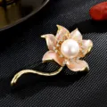 Elegante Broche De Flor De Loto Perla Esmalte Rosa Metal Dorado Accesorio Moda Elegante - Rosa