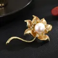 Elegante broche de flor de loto perla con circonita, accesorio de abrigo chapado en oro. - Dorado