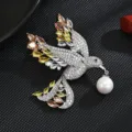 Elegante broche de pájaro con perla y cristales degradados, hermoso accesorio para mujer. - Plateado