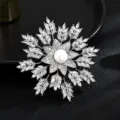 Elegante broche en forma de copo de nieve con circonitas brillantes y perla de agua dulce. - Blanco Plateado