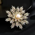 Elegante broche de copo de nieve de cobre dorado circonita perla natural para mujer joya. - Dorado