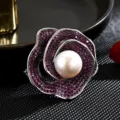 Elegante broche de camelia con perla y brillantes piedras violetas para abrigo traje mujer. - Rosa rojo