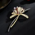Elegante broche de loto de cristal con diseño de tallo metálico bicolor para ropa elegante. - Púrpura