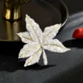 Glänzende Kristall Ahornblatt Brosche, elegante vergoldete Strass Pflanze Anzug Zubehör. - Standard