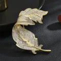 Elegante broche de hoja chapado en oro con circonitas cúbicas brillantes para abrigos. - Dorado