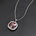 Elegante collar con colgante cuadrado de cristal rosa con halo brillante y cadena plateada. - Rojo