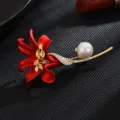 Elegante broche de flor de lirio rojo con perla y cristal, joya dorada de moda para mujer. - Circonita con centro amarillo