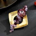 Elegante broche cuadrada geométrica con brillantes cristales austriacos morados y rosas. - Oro Mate