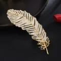 Lujo elegante broche de pluma dorada con circonita cubica brillante para traje mujer - Chapado en Oro Real