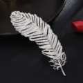 Exquisita broche de pluma plateada con pedrería para traje de mujer accesorio de joyería. - Bañado en Platino Real