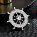 Elegante Herren Schiffsrad Broche mit mikro-eingelegtem Zirkonia für Anzug und Mantel. - Schiffslenkrad Weiß