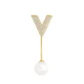 Elegante gouden V-vormige kristallen broche met parelhanger, stijlvol kledingaccessoire. - Goud