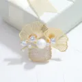 Broche cesta de flores de hoja de ginkgo, circonita microincrustada, joya chapada en oro. - Oro & Perla Blanca