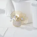 Exquisita broche de hoja de ginkgo y cestería floral, joya dorada con circonita cúbica chic. - Cuentas de Metal Dorado