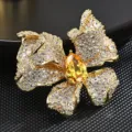 Broche de lazo de circonita de lujo, elegante accesorio de corsé de cristal dorado brillante. - Dorado