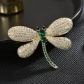 Elegante broche de libélula de cristal para mujer, joya de moda accesorio de pasador animal dorado. - Dorado