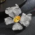 Elegante broche de flor de circonita cúbica con piedra pera amarilla para mujer estilo lujo. - Plateado