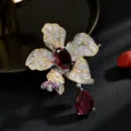 Broche de flor de cristal vintage con colgante de piedra roja, elegante joya para abrigo. - Flor de Fénix Rubí
