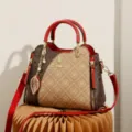 Sac à main élégant monogramme bloc de couleurs avec lanières rouges et pendentif feuille. - Cercle-Rouge Vin