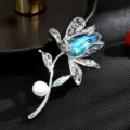 Elegante broche de flor de cristal con pedrería azul y perla para abrigo elegante. - Azul