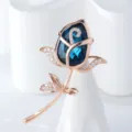 Elegante broche de rosa con cristal azul oscuro y hermosos detalles brillantes de circonita - Azul Rosado