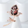 Elegante broche de rosa de cristal rojo dorado rosa joyeria de moda para mujer vista principal - Rosa Burdeos