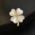 Broche de trébol de cuatro hojas de ojo de gato accesorio de moda para mujer - Blanco